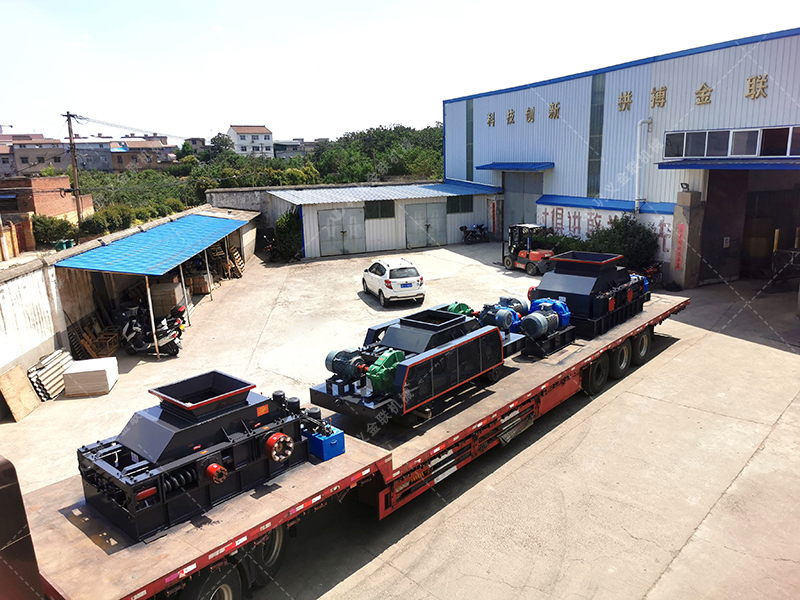 1200*1200雙齒輥破碎機，兩臺900*900軌道移動雙齒輥破碎機發往云南